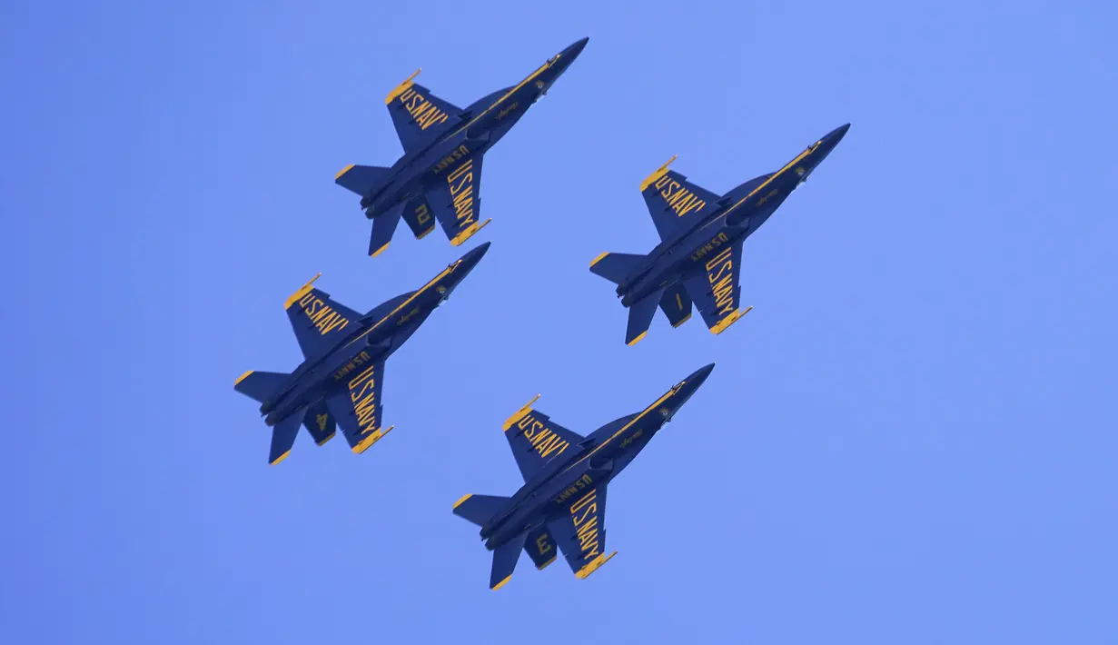 US Navy Blue Angels tampil pada Chicago Air and Water Show di atas Danau Michigan, Chicago, Amerika Serikat, 21 Agustus 2022. Dalam acara ini para pilot melakukan aksi menakjubkan di atas perairan Danau Michigan.(AP Photo/Kiichiro Sato)