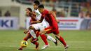 Penyerang Timnas Indonesia, Andik Vermansah, berusaha melewati pemain Vietnam pada laga semifinal Piala AFF di Stadion My Dinh, Hanoi, Kamis (7/12/2016). Indonesia lolos dengan agregat 4-3. (Bola.com/Peksi Cahyo)