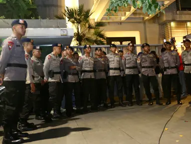 Sejumlah aparat kepolisian Brimob berjaga di depan gerbang rumah tersangka Ketua DPR RI Setya Novanto di Jalan Wijaya 13 No 19, Jakarta Selatan, Rabu (15/11). (Liputan6.com/Johan Tallo)