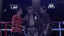 Jansen Marapu menyapa orang tuanya usai menang atas petinju Thailand, Phuttiphong Rakoon pada kelas Lightweight Mahkota Boxing Super Series di Cilandak Town Square, Jakarta (10/3/2018). Jansen menang TKO pada ronde ke sembilan. (Bola.com/Nick Hanoatubun)