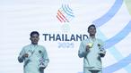 Tunggal putra Indonesia berjaya di SEA Games 2025. Alwi Farhan berhasil meraih medali emas sementara rekan senegara Moh. Zaki Ubaidillah harus puas denga torehan medali perak. (Bola.com/Bagaskara Lazuardi)
