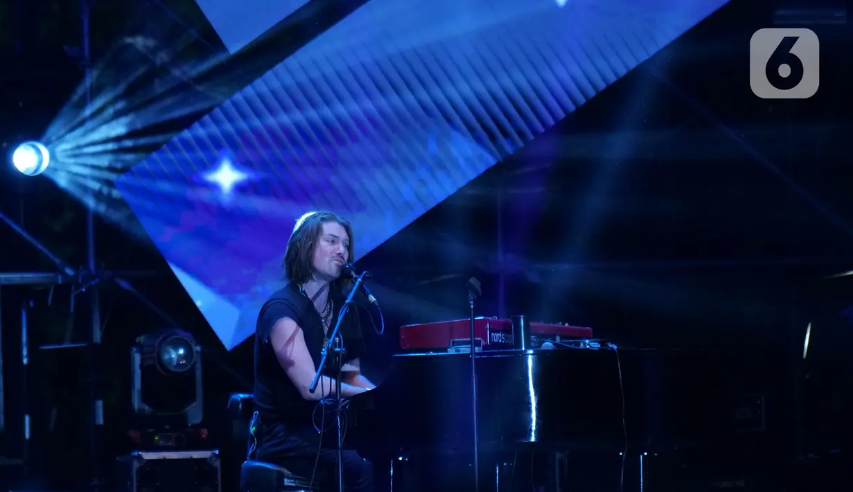 Keyboardist kelompok musik asal Amerika Serikat Hanson, Taylor Hanson beraksi pada acara The 90's Festival di Jakarta, Sabtu (23/11/2019). Hanson membawakan hitsnya seperti Waiting For This, Where The Love, And I Waited, This Time Around dan MMMBop. (Liputan6.com/Herman Zakharia)