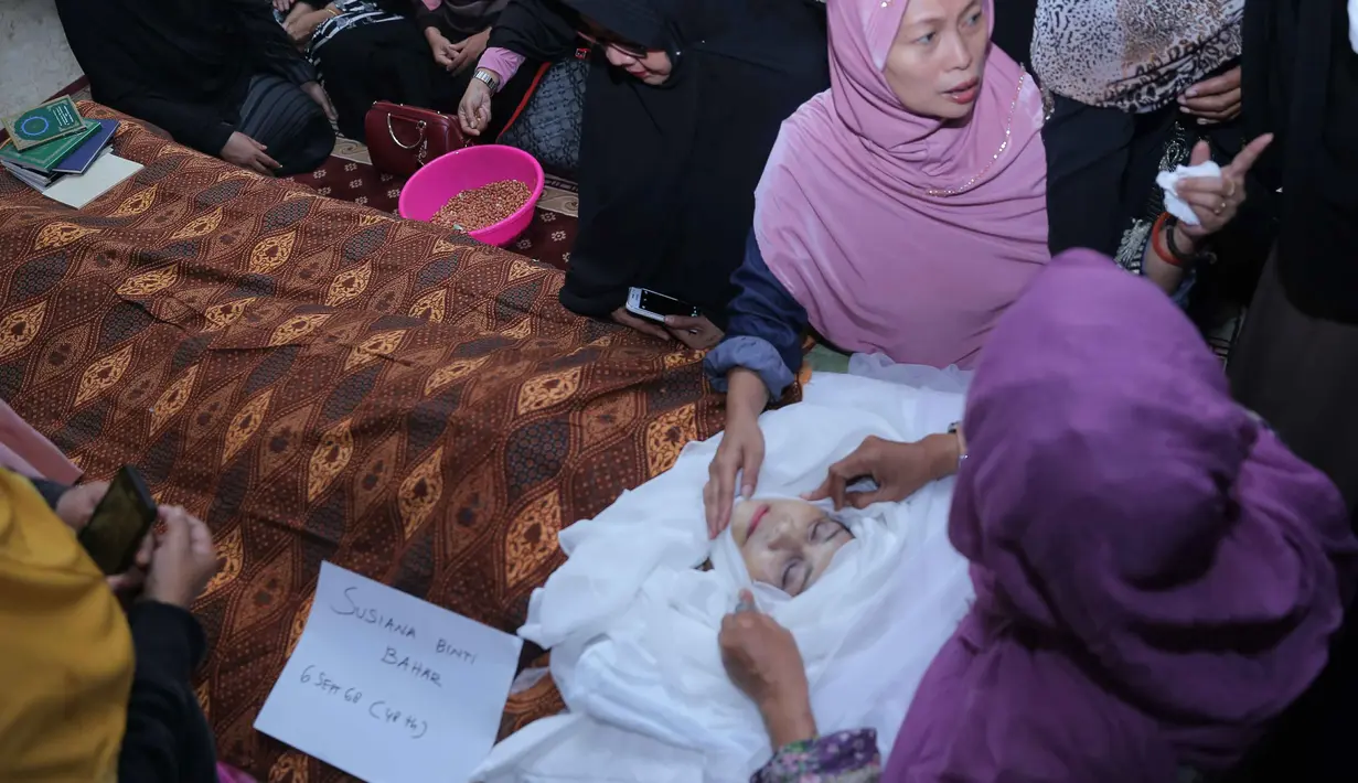 Susiana alias Susi Similikiti istri Tukul Arwana akan dimakam di Tempat Pemakaman Umum (TPU) Jeruk Purut hari ini. Sebelumnya, ibunda almarhum juga di makamkan di TPU tersebut. (Andi Masela/Bintang.com)