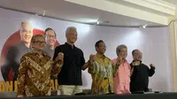 Calon presiden nomor urut 03 Ganjar Pranowo di Posko Pemenangan, Kamis (21/3/2024) (Liputan6.com/Delvira Hutabarat)
&nbsp;