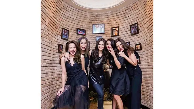 7 Potret Terbaru Cut Tari yang Dikabarkan Segera Menikah, Cantik dan Memesona
