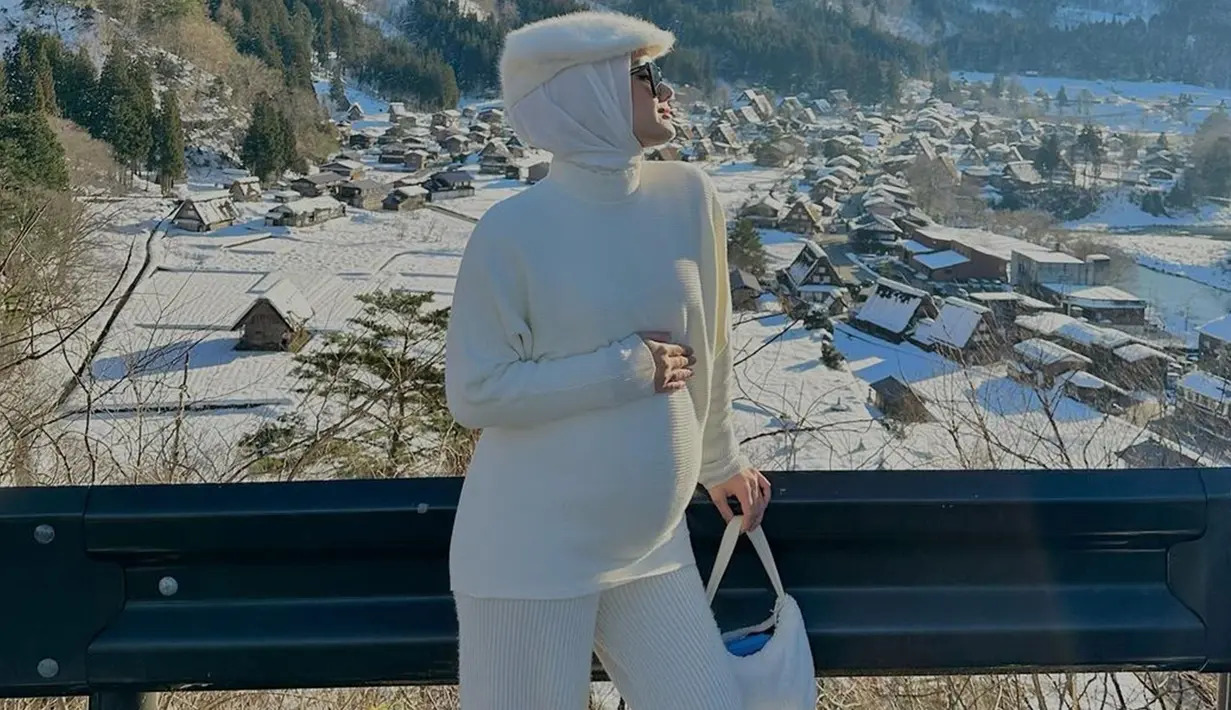 Baby bump Dinda Hauw yang sudah makin besar membuat aura bumilnya semakin terpancar. Dalam potretnya, bintang film 'Surat Kecil untuk Tuhan' itu tampil menawan sambil memegang baby bump-nya. Ia mengenakan outfit serba putih yang serasi dengan pemandangan bersalju yang ada di belakangnya. (Liputan6.com/IG/@dindahw)