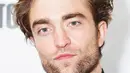 Aktor Robert Pattinson saat menghadiri Toronto International Film Festival 2018 Kanada, 9 September 2018. Pattinson masuk daftar 100 pria tertampan di dunia bersaing dengan pebulu tangkis Indonesia, Jonatan Christie. (Michael Loccisano/Getty Images/AFP)