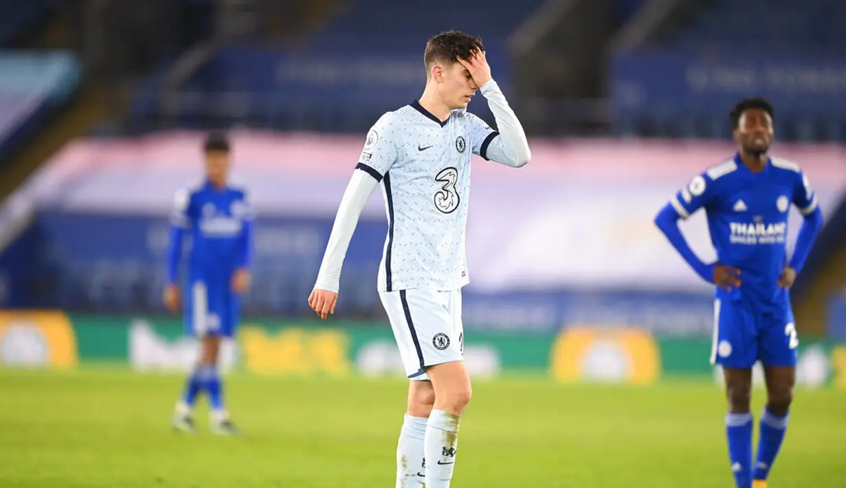 Penyerang Chelsea, Kai Havertz, tampak kecewa usai ditaklukkan Leicester City pada laga Liga Inggris di Stadion King Power, Selasa (19/1/2021). Chelsea takluk dengan skor 2-0. (Michael Regan/Pool via AP)