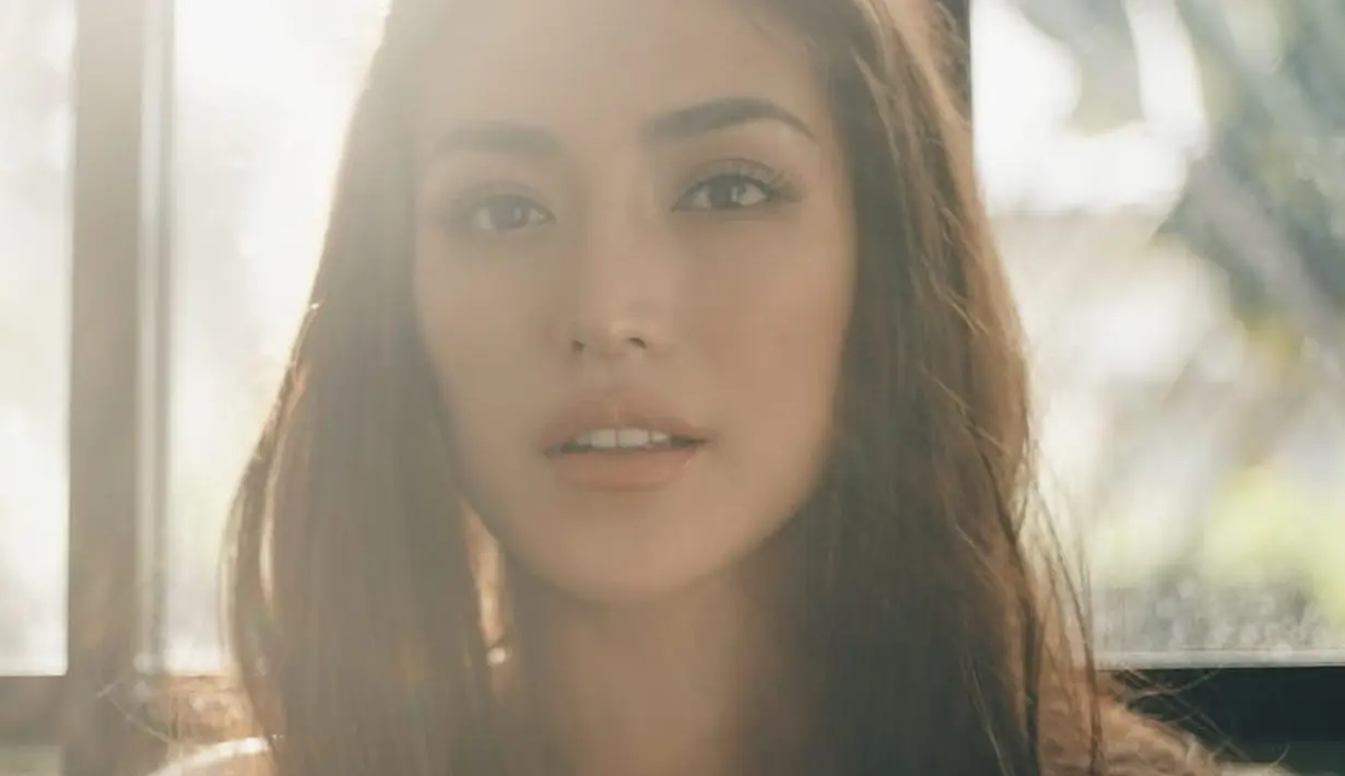 Jessica Iskandar yang kini tengah berjuang melawan sakitnya berusaha menutupi dari El Barack karena tak ingin anaknya bersedih. Meski begitu, Jedar merasa El mengetahui apa yang sedang dirasakannya.  (Instagram/inijedar)