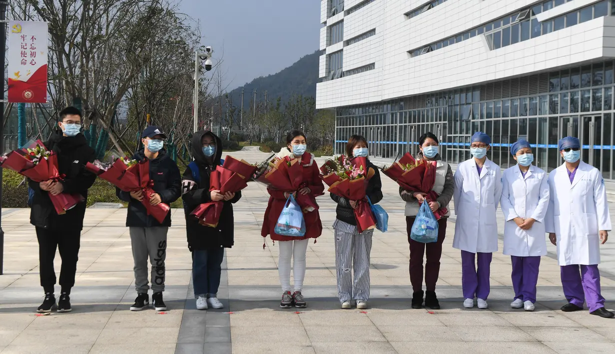 Sejumlah pasien yang dinyatakan sembuh dari virus corona berfoto bersama petugas medis di Rumah Sakit Afiliasi Pertama Universitas Zhejiang di Hangzhou, Provinsi Zhejiang, China, Rabu (5/2/2020). Mereka dinyatakan sembuh dan sudah diizinkan pulang dari rumah sakit. (Xinhua/Xu Yu)
