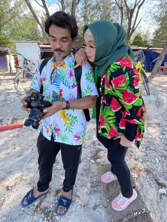 "Yang cewek bisa dibilang hampir tiap hari tidur sama Bundanya. Karena bertahun-tahun bisa dibilang saya tidurnya sendiri. Saya nggak kuat dingin, almarhumah sama anak-anak saya kuat dingin. Jadi kalau malam habis ngobrol-ngobrol, tidurnya ya pisah," jelas Teddy. (Instagram/rinagunawan74)