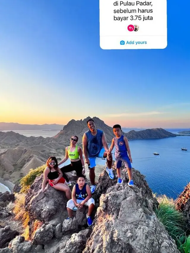 6 Potret Nia Ramadhani dan Ardi Bakrie Liburan ke Labuan Bajo, Jajal Diving