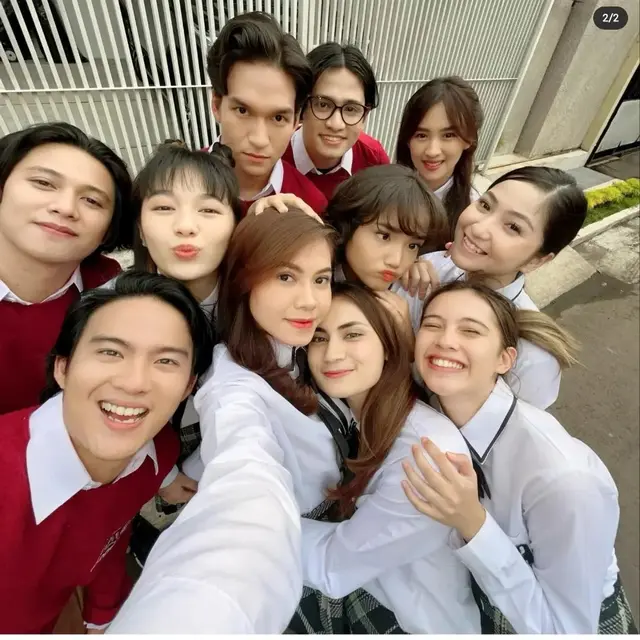 7 Potret Kebersamaan Fuji dan Pemain Film Bukan Cinderella