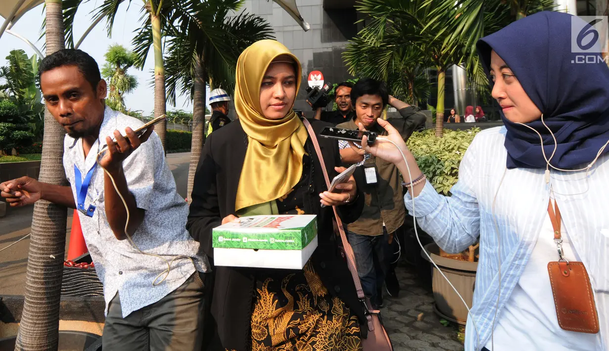 Anggota DPRD Kota Mojokerto Choiroiyaroh saat ditanya wartawan usai diperiksa di gedung KPK, Jakarta, Rabu (2/5). Choiroiyaroh diperiksa terkait dugaan suap pengalihan anggaran hibah Politeknik Elektronik Negeri Surabaya (PENS). (Merdeka.com/Dwi Narwoko)