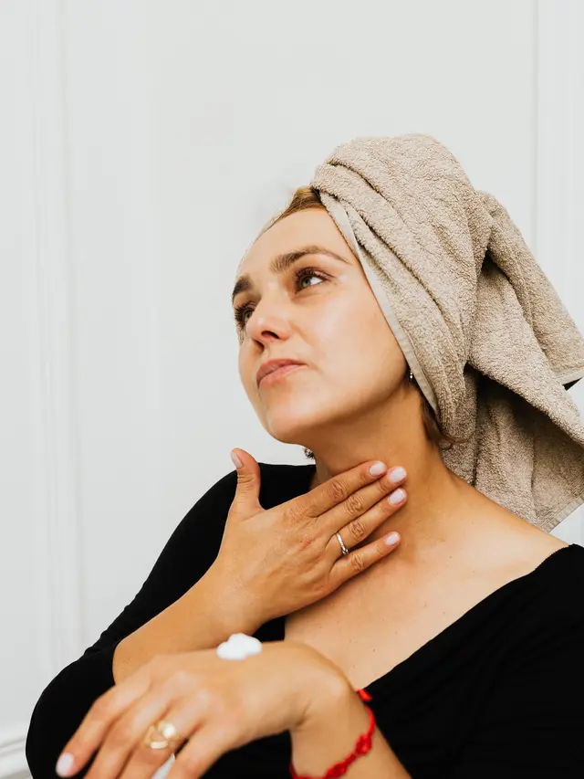 1. Gunakan body wash yang wanginya segar