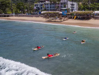 Para peserta berenang menuju area perlombaan dalam Kontes Selancar Phuket 2020 di Pantai Kalim di Phuket, Thailand (14/9/2020). Acara yang berlangsung selama tiga hari itu merupakan bagian dari kampanye pemerintah Thailand untuk mempromosikan pariwisata dan merangsang perekonomian. (Xinhua/Zhang Ker