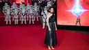 Aktris Daisy Ridley berpose di karpet merah pemutaran perdana film Star Wars: The Last Jedi di Royal Albert Hall, London, Selasa (12/12). Meski terlihat mirip plastik sampah, gaun Ridley sebenarnya terbuat dari material nylon (Vianney Le Caer/Invision/AP)