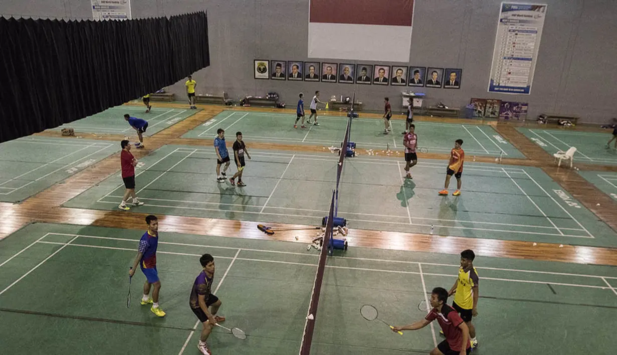 Suasana para atlet bulutangkis berlatih pada Pelatnas Bulutangkis di Cipayung, Jakarta Timur, Kamis (7/1/2016). (Bola.com/Vitalis Yogi Trisna)