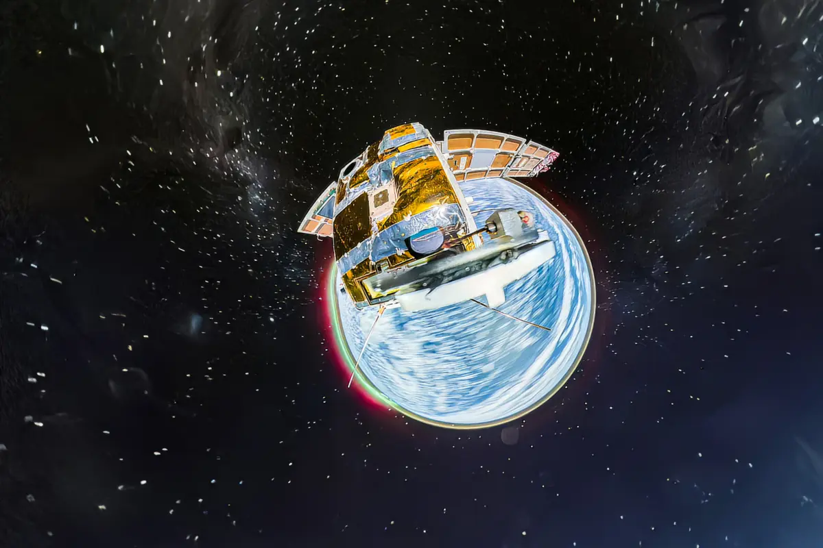 Hasil foto Bumi 360 derajat yang ditangkap dengan kamera aksi Insta360 X2 yang dikirim ke luar angkasa (Insta360)