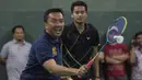 Menpora Imam Nahrawi, bersama peraih medali emas Olimpiade 2016, Tontowi Ahmad, bertanding melawan peraih medali emas Olimpiade 1992, Susy Susanti dan Alan Budikusuma di Lapangan Kemenpora, Jakarta, Jumat (30/12/2016). (Bola.com/Vitalis Yogi Trisna)