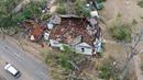Gambar yang diambil dengan drone ini menunjukkan kerusakan akibat tornado di Selma, Alabama, Amerika Serikat, 13 Januari 2023. Di Selma, jam malam akan diberlakukan hingga subuh. (DroneBase via AP)