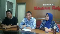 Ryan (tengah) bersama anggota Fortais saat beraudiensi ke Redaksi KR. (Foto: Saifullah NI)