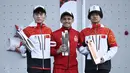 Atlet panjat tebing Indonesia, Veddriq Leonardo (tengah) menjadi juara dalam ajang Kualifikasi Olimpiade 2024 panjat tebing nomor speed di Shanghai, China, Sabtu (18/05/2024) waktu setempat. (AFP/Wang Zhao)