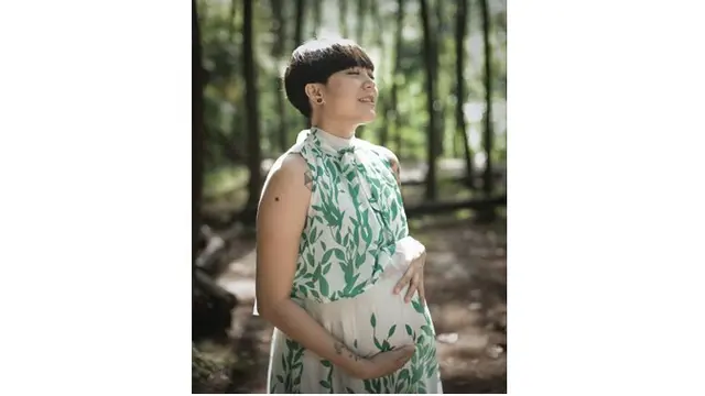 Begini potret maternity shoot Popp Sovia, ia terlihat anggun dengan dress panjang bermotif daun.