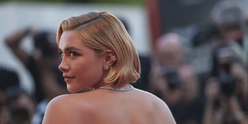 Florence Pugh Pakai Gaun Hitam di Venice Film Festival, Pamer Punggung dan Paha Mulus