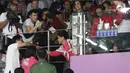 Ibu Negara, Iriana Joko Widodo (tengah) menyalami warga usai menyaksikan final bulutangkis beregu putra Asian Games 2018 antara Indonesia melawan China di Istora Kompleks GBK, Jakarta, Rabu (22/8). Indonesia kalah 1-3. (Liputan6.com/Helmi Fithriansyah)