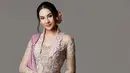 Berbagai macam kebaya telah dicoba oleh Anya Geraldine. Kali ini saat jalani pemotretan, wanita 26 tahun tersebut tampil anggun dengan kebaya yang dipadukan dengan selendang di bagian lengannya. Penampilannya yang menawan pun tuai pujian. (Liputan6.com/IG/@anyageraldine)