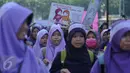 Beragam tulisan dibawa saat aksi Gerakan Menutup Aurat di Kawasan Bundaran HI, Jakarta, Minggu (14/2/2016). Mereka mengajak kepada wanita muslim untuk menutup Aurat sesuai dengan syariat. (Liputan6.com/Gempur M Surya)