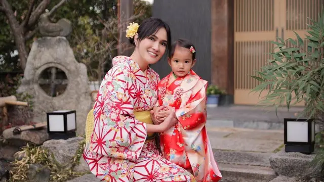 Shandy Aulia saat liburan ke luar negeri bersama putrinya. [@shandyaulia]