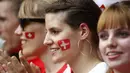 Fans cantik Swiss memberikan semangat kepada timnya saat melawan Polandia pada Piala Eropa 2016 di Stadion Geoffroy-Guichard, Saint-Etienne (26/6/2016) WIB.  (REUTERS/JKai Pfaffenbach)