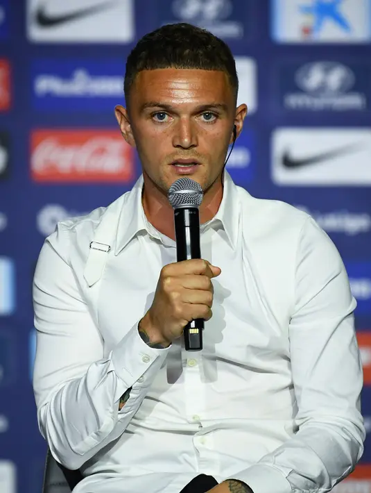 Bek baru Atletico Madrid, Kieran Trippier memberikan keterangan kepada awak media selama pengenal dirinya di Wanda Metropolitano di Madrid (18/7/2019). Atletico mendapatkan Trippier dari Tottenham dengan tebusan 23 juta euro. Trippier dikontrak sampai 2022. (AFP Photo/Gabriel Bouys)