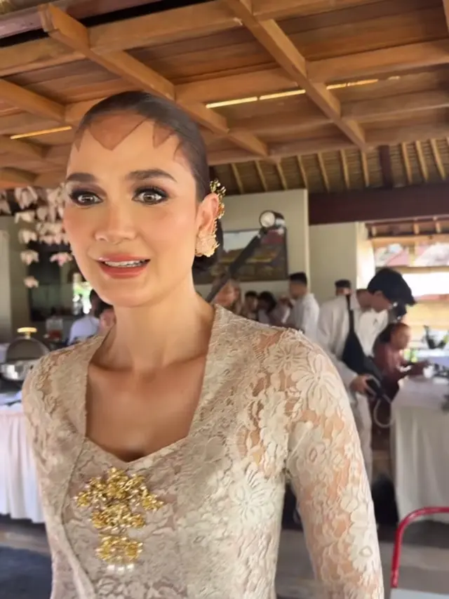 Luna Maya Kenakan Paes Jelang Pernikahan.