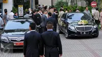 Mobil pengiring pengantin saat di luar gedung Gereja Katedral, Jakarta Pusat, Jumat (27/11). (Liputan6.com/Helmi Afandi)