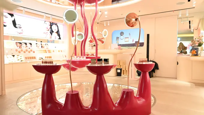 Serba Rose Gold, ESQA Cosmetics Hadirkan Pengalaman Jajal Makeup Bernuansa Futuristik