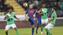 Andres Iniesta menjadi motor serangan Barcelona saat menghadapi Al Ahli di Stadion Thani bin Jassim, Doha, Selasa (13/12/2016) waktu setempat. (AFP/Karim Jaafar)