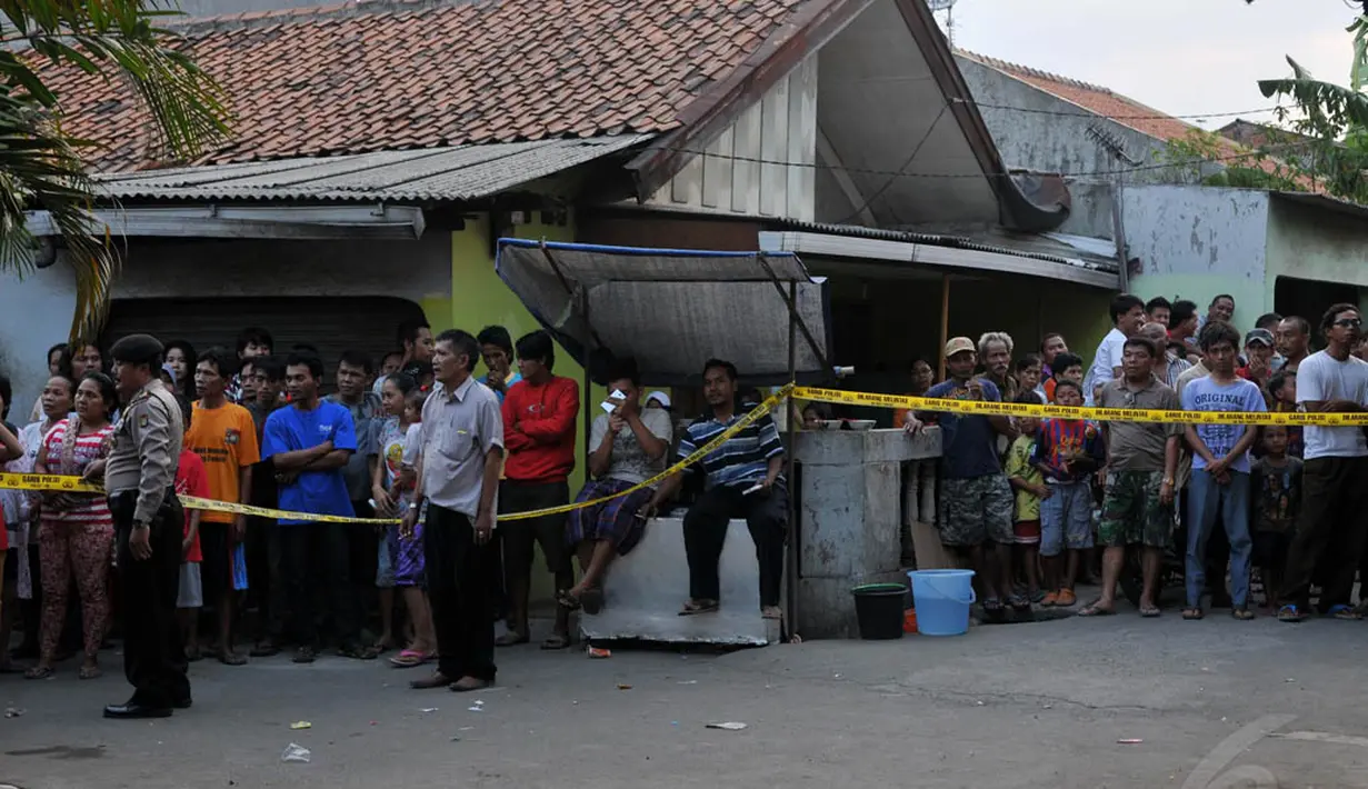 Warga yang mendengar peristiwa itu berkerumun di sekitar lokasi, Jakarta, (9/10/14). (Liputan6.com/Johan Tallo)
