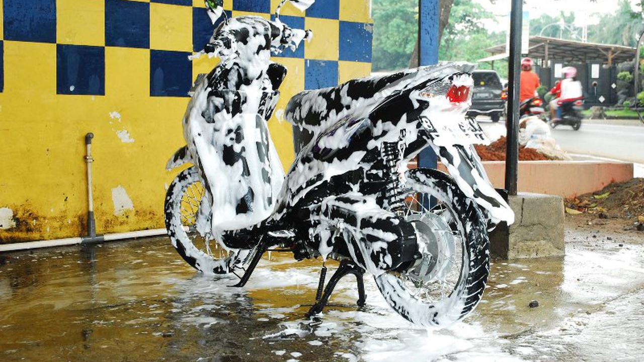 Mau Cuci Motor Cepat Bersih? Coba Pakai Sabun Cuci Piring
