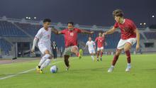 Pemain Timnas Indonesia U-22, Toni Firmansyah (tengah) dan Mauro Ziljstra (kanan) mencoba membayangi pemain Myanmar pada pertandingan SEA Games 2025 di 700th Anniversary Stadium, Chiang Mai, Jumat (12/12/2025). (Bola.com/Bagaskara Lazuardi)