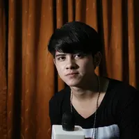 Aktor ganteng yang di idolakan banyak remaja putri itu mengunggah penampilan barunya dalam Instagram. Ia mengunggah foto denga kumis tipis dan memelihara jenggot. (Galih W. Satria/Bintang.com)