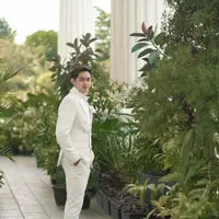 "Harapannya di ulang tahun kali ini semoga terus mendekatkan diri sama Tuhan, bisa jadi sosok ayah yang baik nanti untuk anakku," ungkap Caesar Hito saat mempromosikan sinetron terbarunya yang berjudul Badai Pasti Berlalu. (Instagram/hitocaesar)