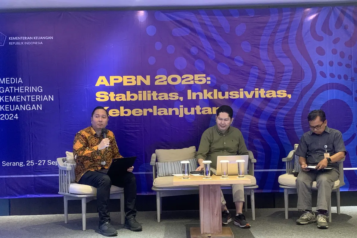 Direktur Strategi dan Portofolio Pembiayaan DJPPR Kementerian Keuangan (Kemenkeu), Riko Amir dalam kegiatan Media Gathering di Anyer, Banten pada Kamis (26/9/2024). (Tasha/Liputan6.com)