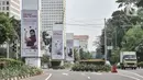 Kendaraan melintas di dekat papan reklame sosialisasi vaksin Covid-19 di tiang pancang proyek monorel, Senayan, Jakarta, Selasa (17/11/2020). Tiang pancang monorel yang terbengkalai selama 16 tahun itu dimanfaatkan oleh sebagai papan reklame sosialisasi vaksin Covid-19. (merdeka.com/Iqbal S Nugroho)