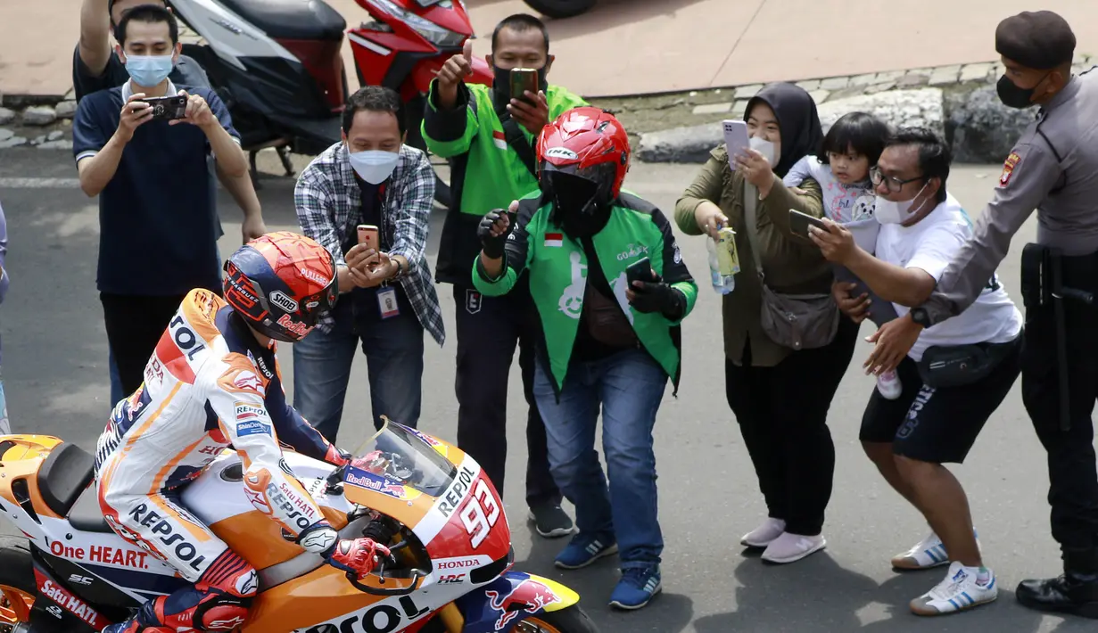 Marc Marquez yang merupakan ikonik dari MotoGP pun tak luput dari incaran para penonton disepanjang jalan. Marquez pun tak segan untuk mendekatkan diri untuk menyapa balik mereka. (Bola.com/M Iqbal Ichsan)