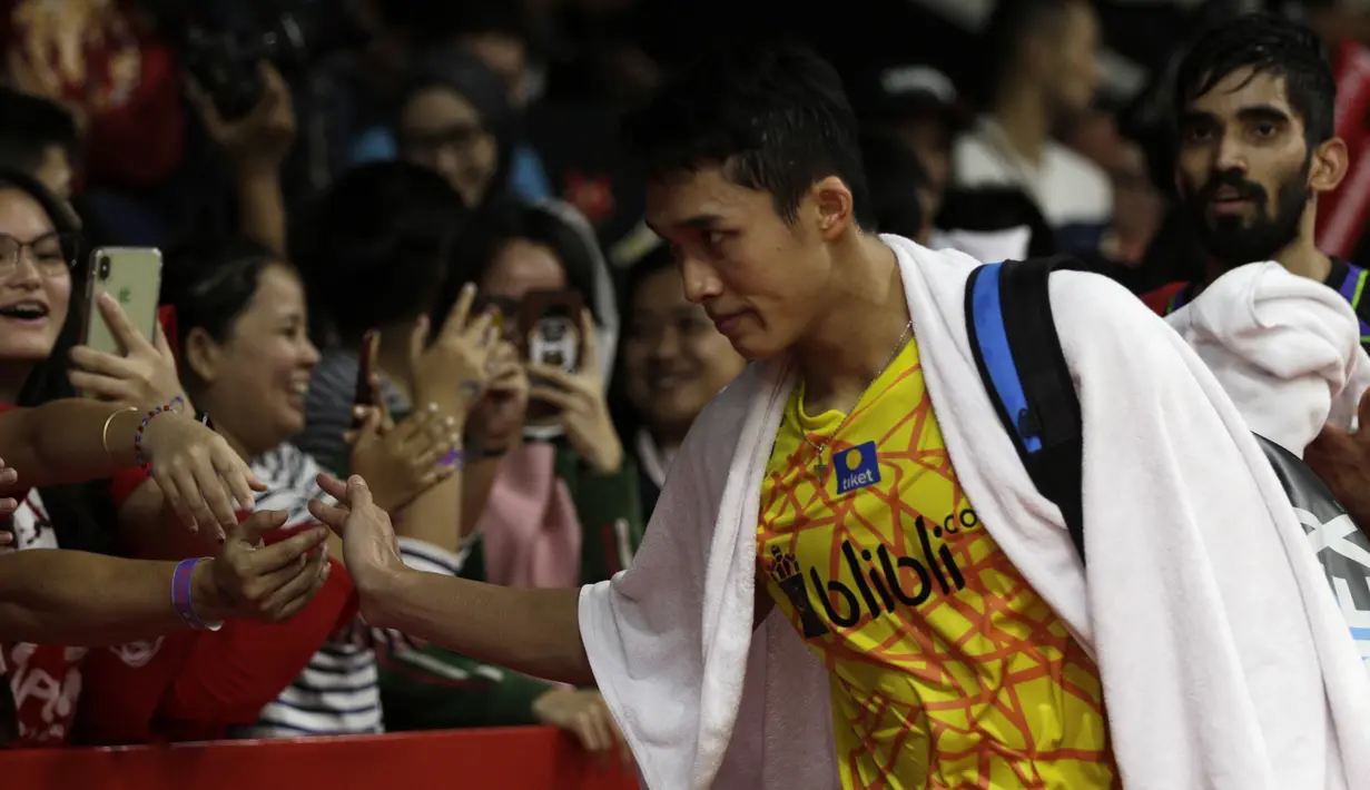 Tunggal putra Indonesia, Jonatan Christie, menyapa suppoter usai mengalahkan tunggal India pada Indonesia Masters 2019 di Istora Senayan, Jakarta, Jumat (25/1). Jonatan lolos ke semifinal. (Bola.com/Yoppy Renato)