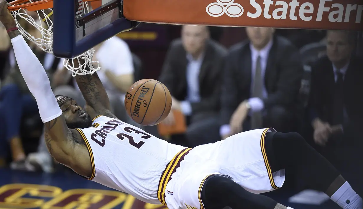 Pemain Cleveland Cavaliers,  LeBron James #23 melakukan dunks saat melawan Warriors pada game ke-6 Final NBA di Quicken Loans Arena, Jumat (17/6/2016) WIB. Cavs menang 115-101. (Mandatory Credit: David Richard-USA TODAY Sports)
