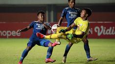 Pemain Persib Bandung, Frets Butuan (tengah) dan Febri Hariyadi berebut bola dengan kiper PS Sleman, Ega Rizky Pramana dalam laga leg pertama semifinal Piala Menpora 2021 di Stadion Maguwoharjo, Sleman, Jumat (16/4/2021). Persib menang 2-1 atas PS Sleman.